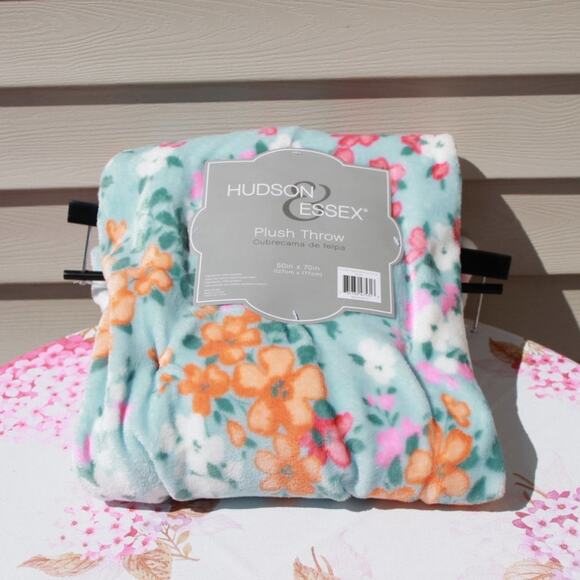 Hudson & Essex Plush Throw Spring Floral Ultra Soft Size 50 in X 70 in NEW - Picture 11 of 16